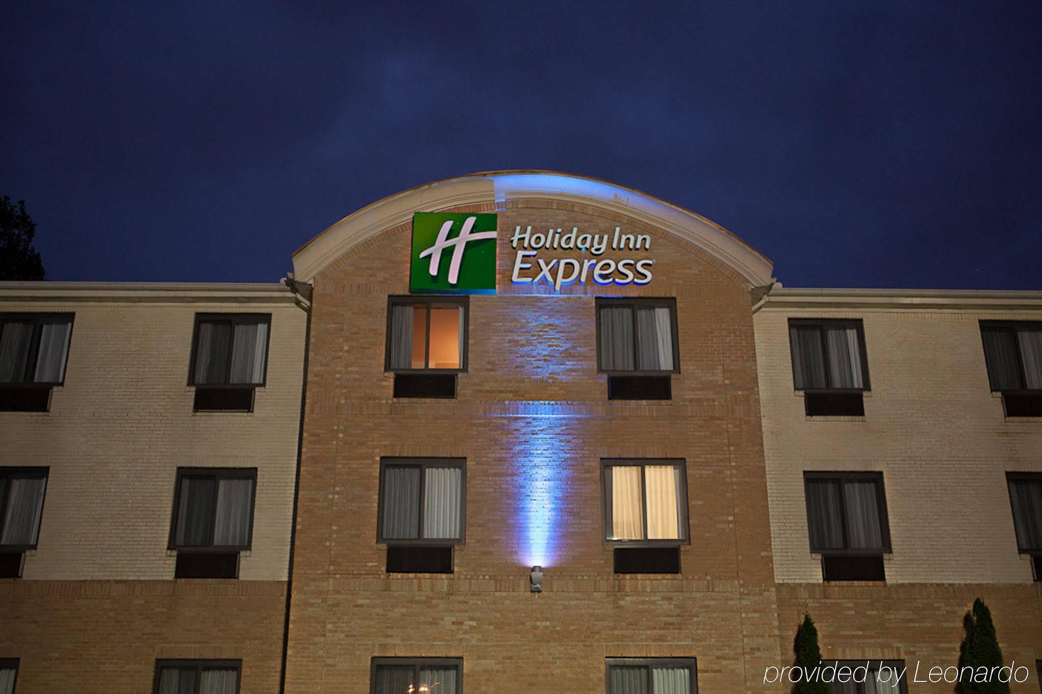 Holiday Inn Express Hotel & Suites Canton By Ihg Bagian luar foto