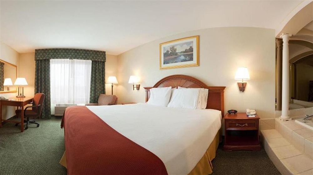 Holiday Inn Express Hotel & Suites Canton By Ihg Bagian luar foto