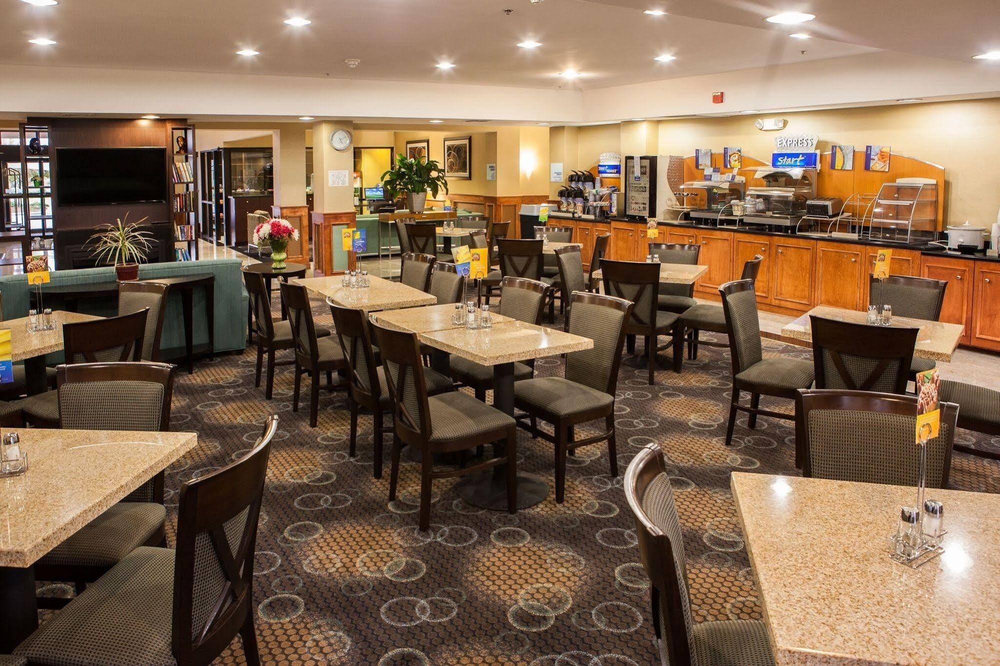 Holiday Inn Express Hotel & Suites Canton By Ihg Bagian luar foto